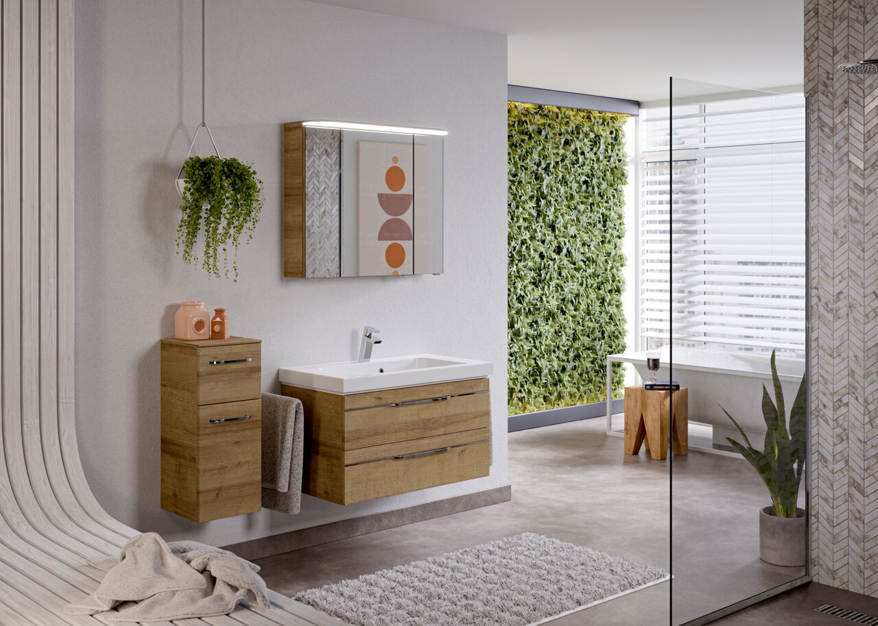 Moderne Badezimmermöbel in Holzoptik mit Waschbecken und Spiegel, seitliche Perspektive