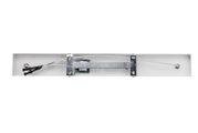 Rückansicht eines LED-Strahlers mit sichtbaren Kabeln und Metallhalterungen