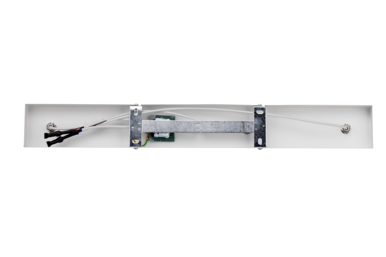 Rückansicht eines LED-Strahlers mit sichtbaren Kabeln und Metallhalterungen