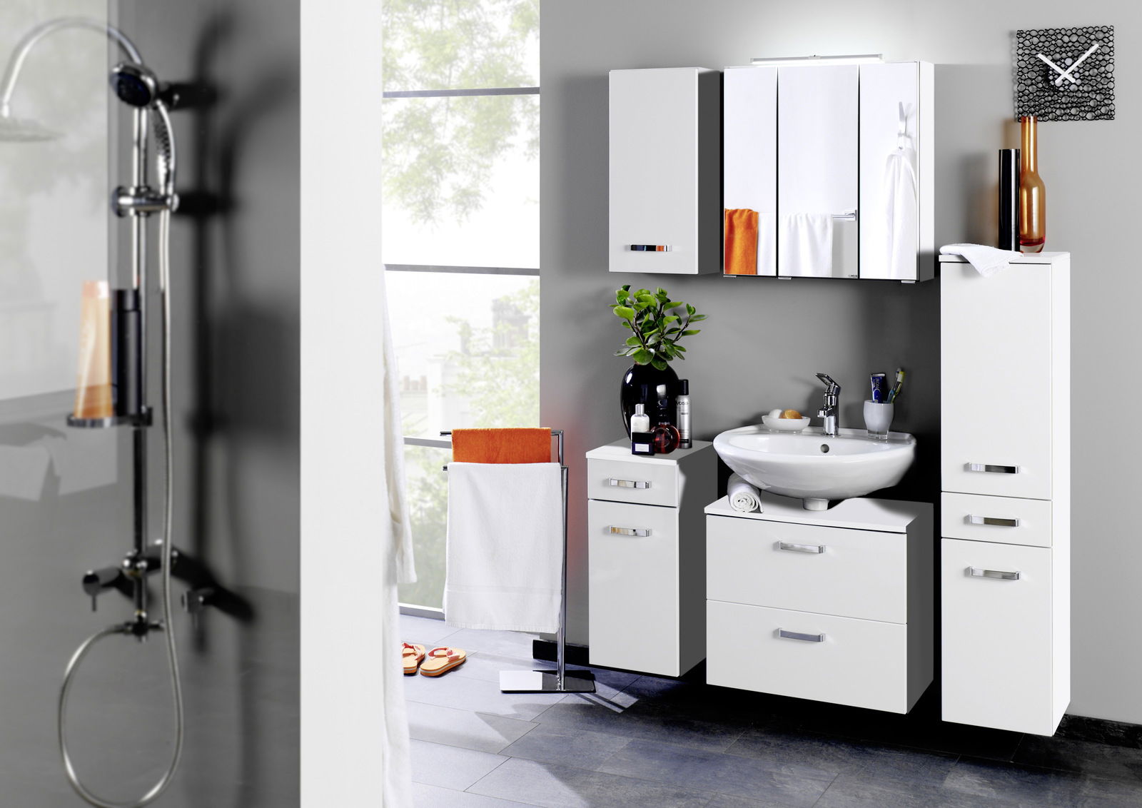 Moderner weißer Waschbeckenunterschrank in einem stilvollen Badezimmer, frontal betrachtet.