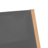 Nahaufnahme eines Gartenstuhls mit grauem Stoffbezug und Holzrahmen, von oben betrachtet.