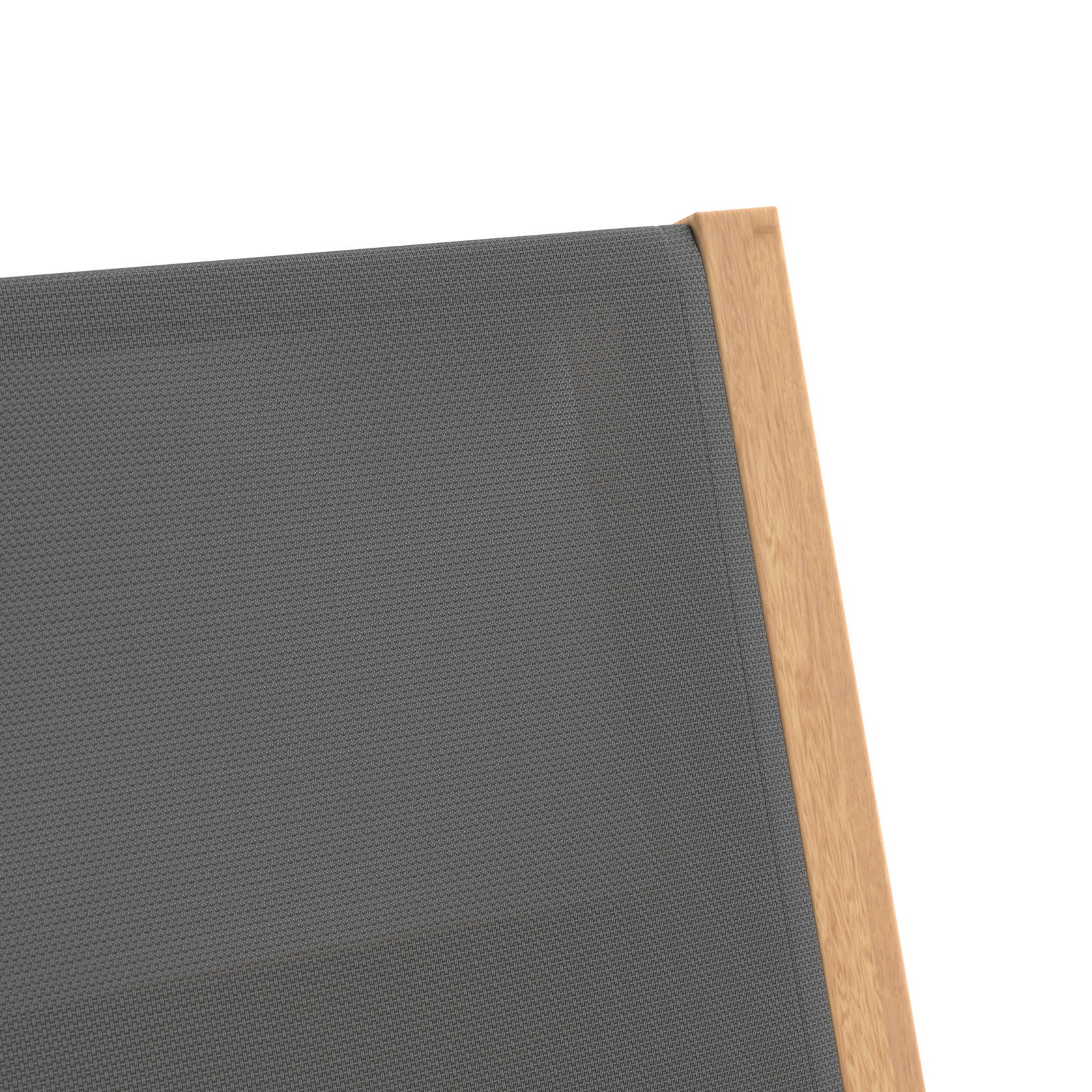 Nahaufnahme eines Gartenstuhls mit grauem Stoffbezug und Holzrahmen, von oben betrachtet.