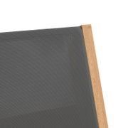 Close-up van een tuinstoel met een grijze stoffen bekleding en een houten frame, gezien van bovenaf.