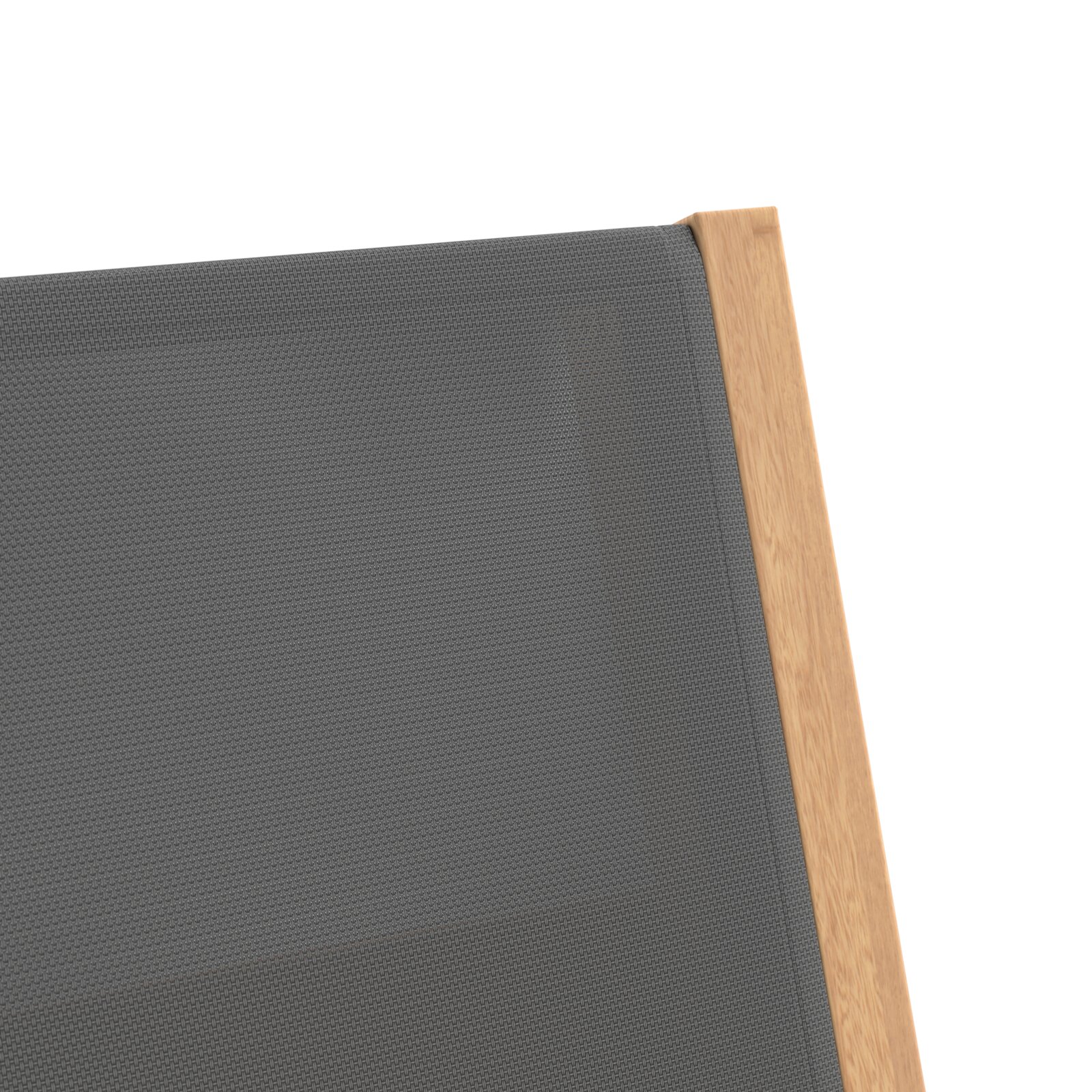 Nahaufnahme eines Gartenstuhls mit grauem Stoffbezug und Holzrahmen, von oben betrachtet.