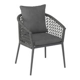 Moderner Gartensessel mit grauem Kissen und geflochtenem Design, seitliche Perspektive