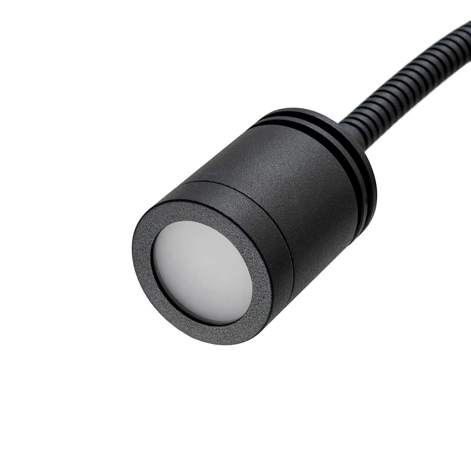 Schwarzer zylindrischer Sensor/Schalter mit weißer runder Frontfläche und geriffeltem Kabel, Nahaufnahme in schräger Vorderansicht auf weißem Hintergrund