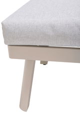 Nahaufnahme einer Lounge-Kombination mit hellgrauem Stoffbezug und beigem Metallrahmen, seitliche Perspektive