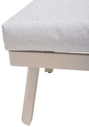 Nahaufnahme einer Lounge-Kombination mit hellgrauem Stoffbezug und beigem Metallrahmen, seitliche Perspektive