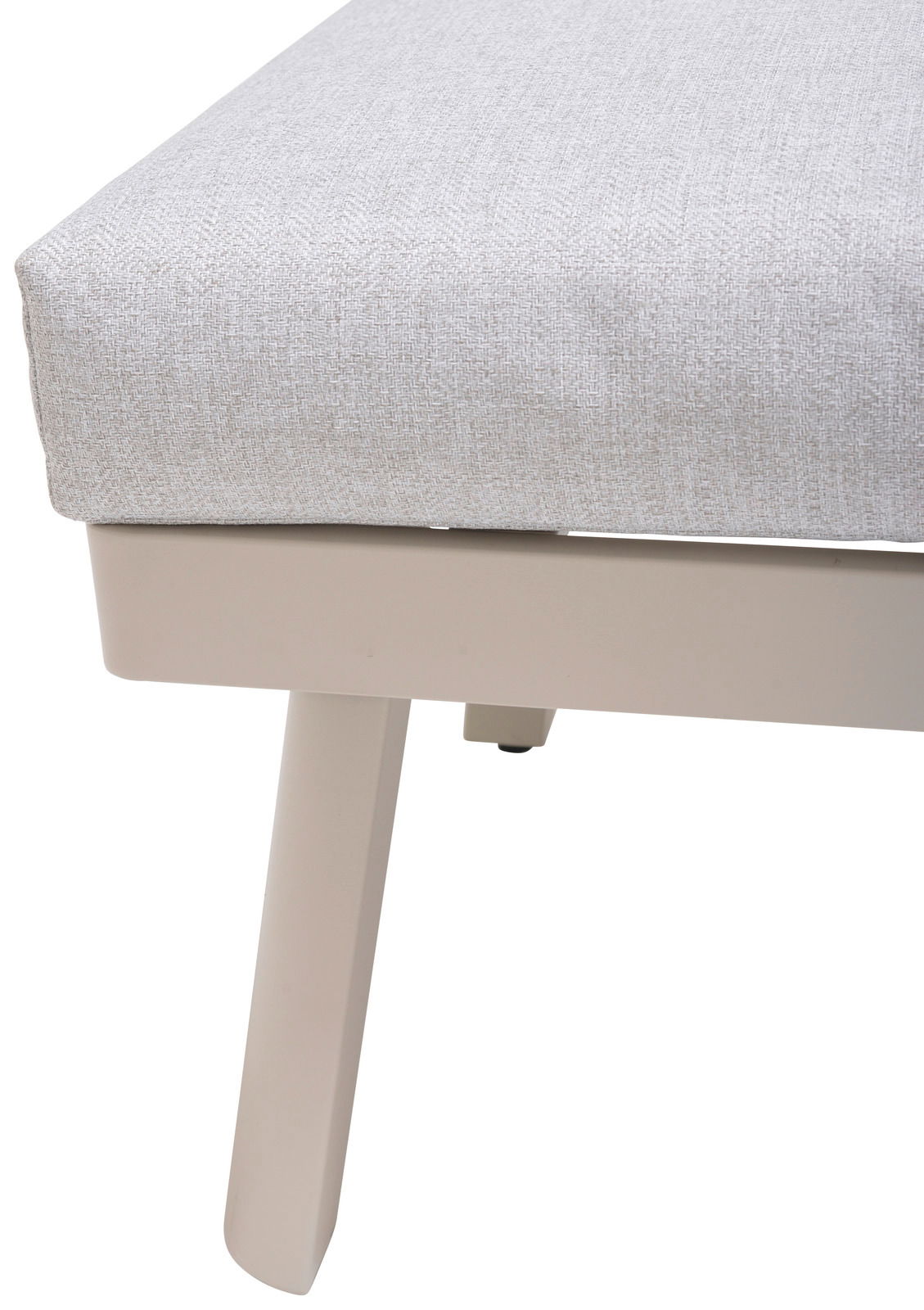 Nahaufnahme einer Lounge-Kombination mit hellgrauem Stoffbezug und beigem Metallrahmen, seitliche Perspektive