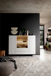Modernes Highboard in einem stilvollen Wohnzimmer, frontal betrachtet, mit dekorativer Beleuchtung und Pflanzen.