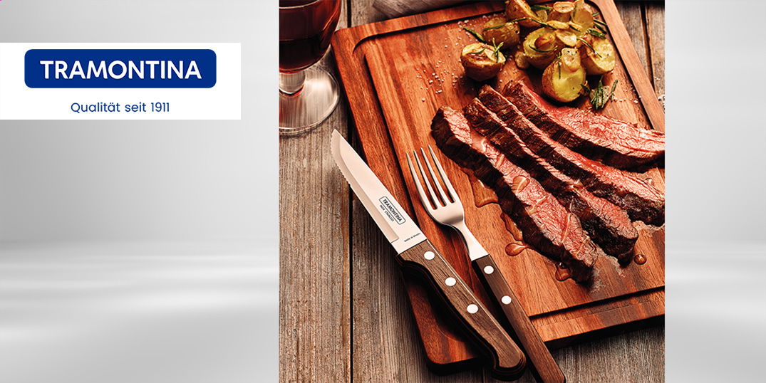 Steakbesteck der Marke Tramontina auf Holzbrett mit geschnittenem Steak