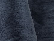 Nahaufnahme eines dunkelgrauen Fellteppichs mit weicher Textur