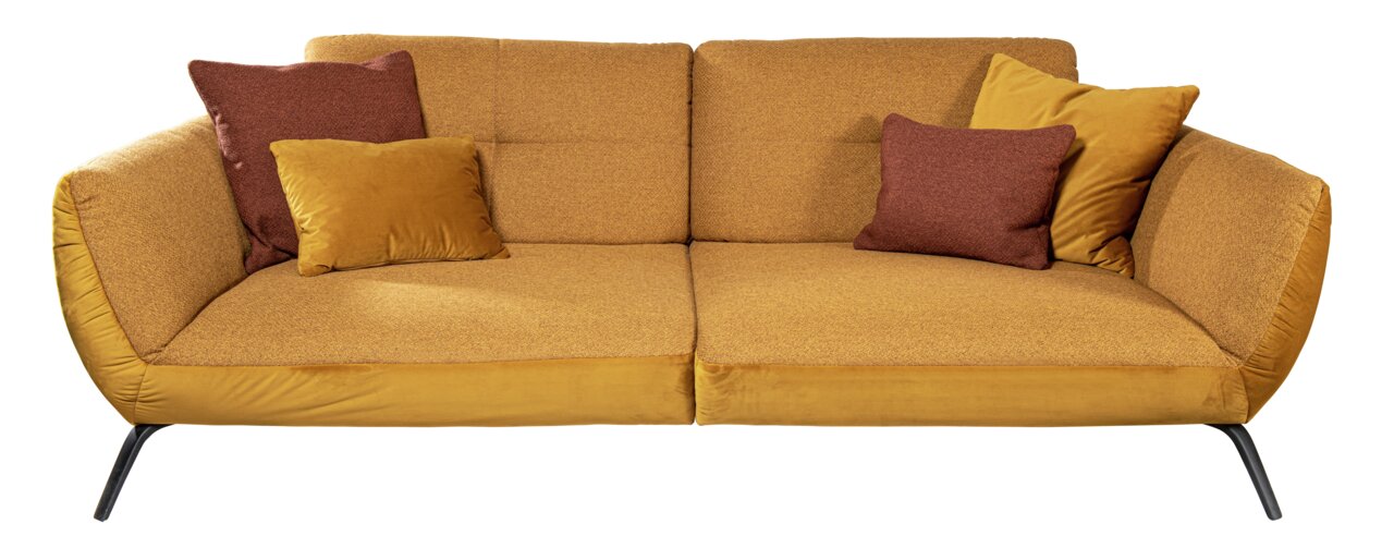 Megasofa in senfgelber Farbe mit vier Kissen, frontal betrachtet