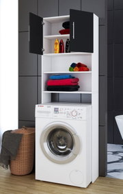 Weißes Waschmaschinen-Überbauregal mit offenen Ablagen und schwarzem Hängeschrank oben (Türen geöffnet), bestückt mit Handtüchern und Waschmitteln, über einer Frontlader-Waschmaschine im Badezimmer – Frontalansicht.
