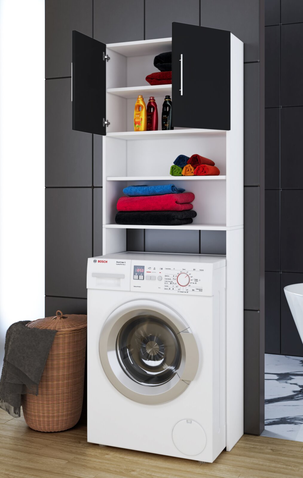 Weißes Waschmaschinen-Überbauregal mit offenen Ablagen und schwarzem Hängeschrank oben (Türen geöffnet), bestückt mit Handtüchern und Waschmitteln, über einer Frontlader-Waschmaschine im Badezimmer – Frontalansicht.