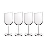 Vier moderne Weißweinkelche mit schrägem Rand, frontal abgebildet.