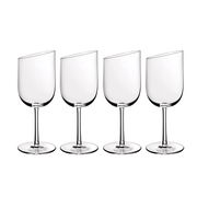 Vier moderne Weißweinkelche mit schrägem Rand, frontal abgebildet.