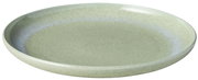 Grüner Frühstücksteller aus Keramik, leicht von der Seite fotografiert