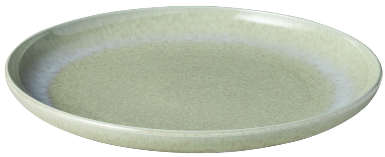 Grüner Frühstücksteller aus Keramik, leicht von der Seite fotografiert