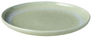 Grüner Frühstücksteller aus Keramik, leicht von der Seite fotografiert