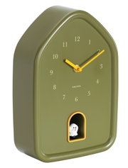 Grüne Wanduhr in Hausform mit gelben Zeigern und einer kleinen weißen Figur in einer unteren Öffnung, seitliche Perspektive