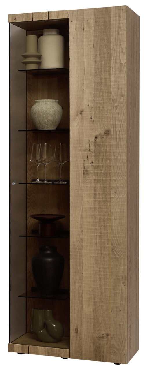 Holzvitrine mit Glastür, gefüllt mit dekorativen Objekten, aus seitlicher Perspektive