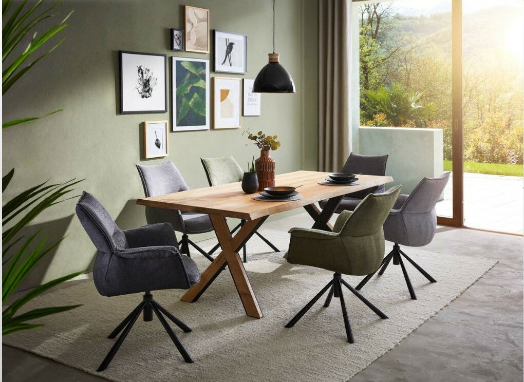 Moderner Esstisch aus Holz mit X-förmigen Beinen, umgeben von sechs gepolsterten Stühlen in einem stilvoll eingerichteten Raum mit Wanddekorationen und Blick auf die Natur durch große Fenster.