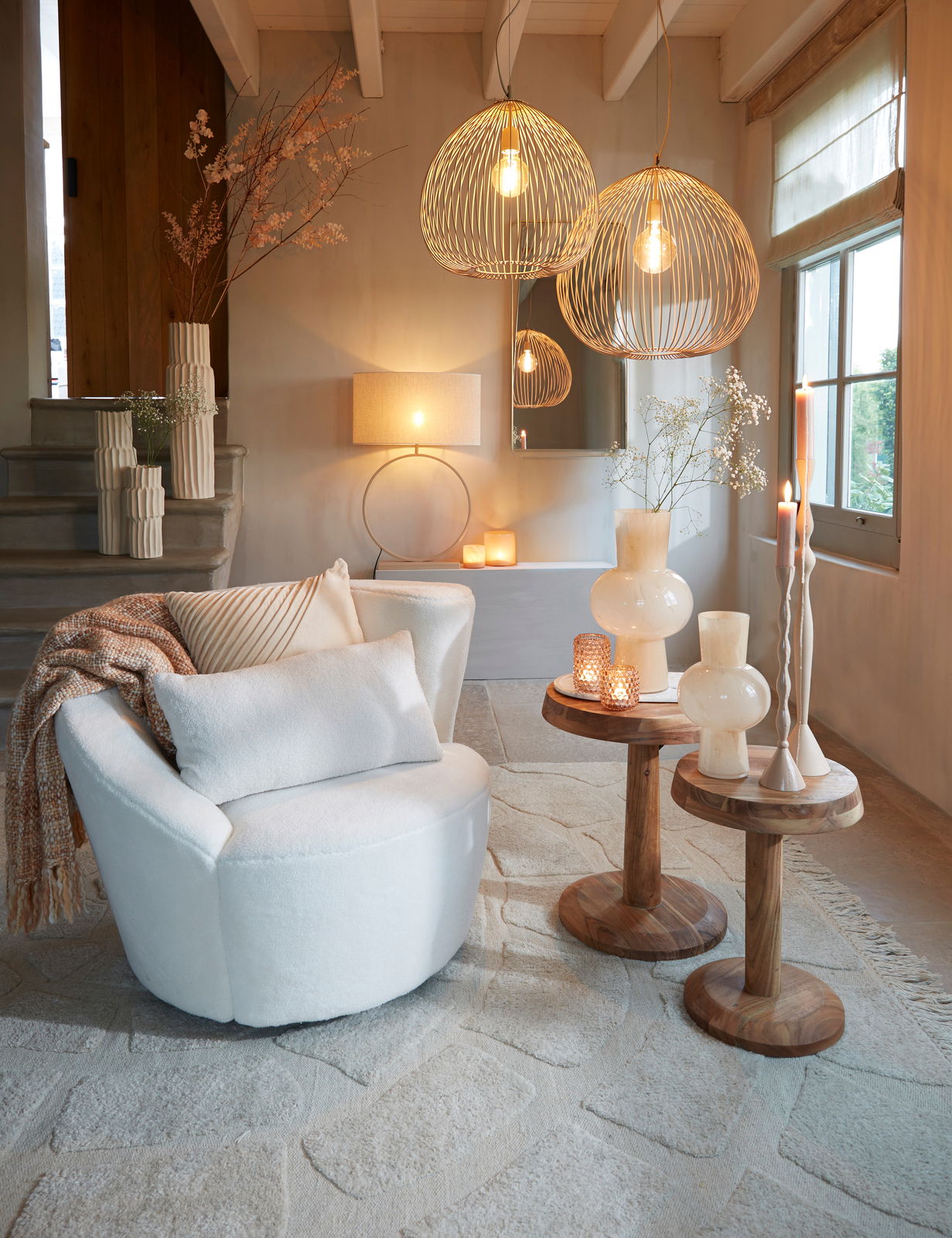 Light&Living Hängeleuchte RILANA Moderne Hängeleuchte in einem gemütlichen Wohnzimmer, aus der Perspektive von vorne betrachtet.