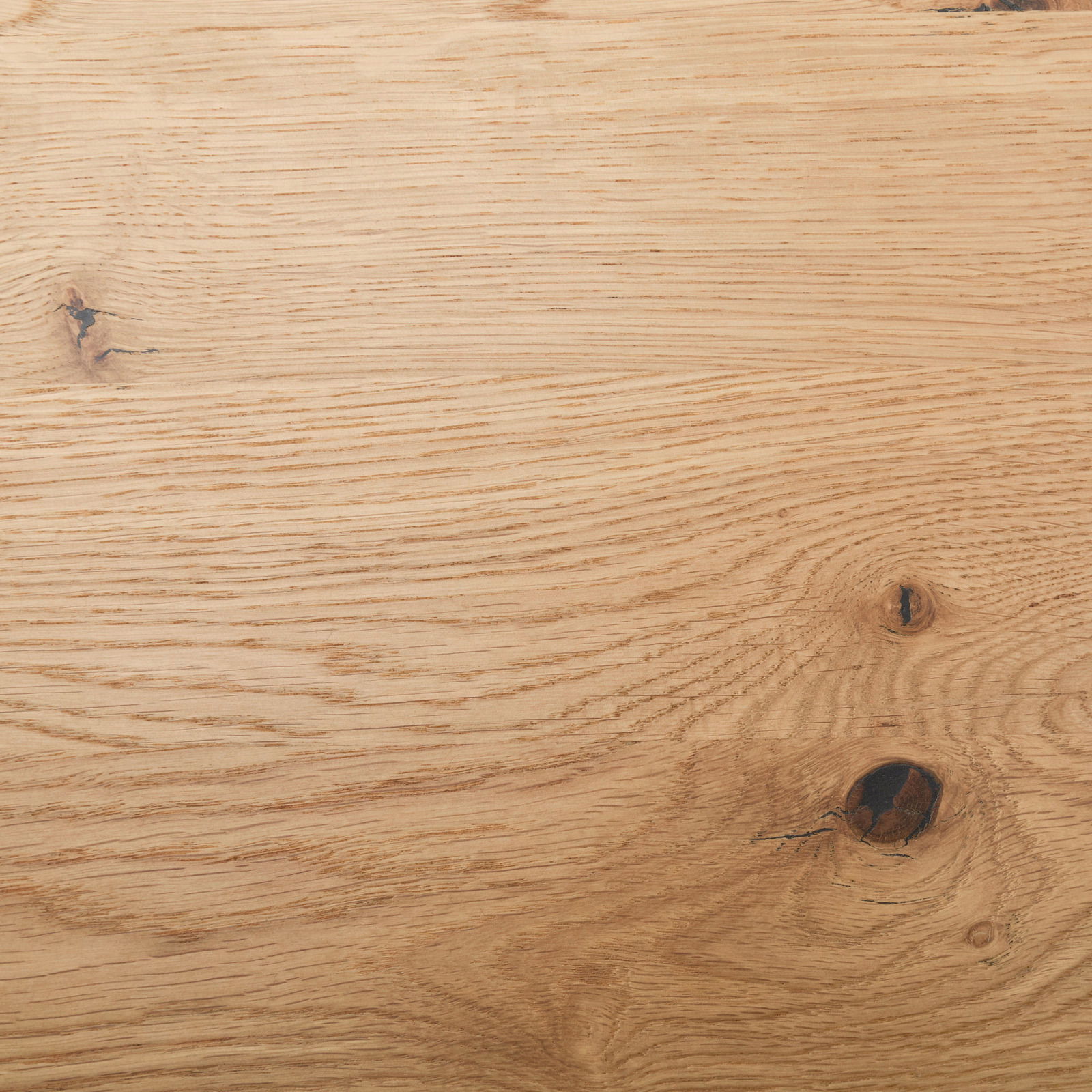 Nahaufnahme einer Holzoberfläche mit natürlicher Maserung und Astlöchern, von oben betrachtet.