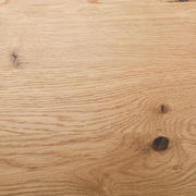 Nahaufnahme einer Holzoberfläche mit natürlicher Maserung und Astlöchern, von oben betrachtet.