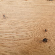 Nahaufnahme einer Holzoberfläche mit natürlicher Maserung und Astlöchern, von oben betrachtet.