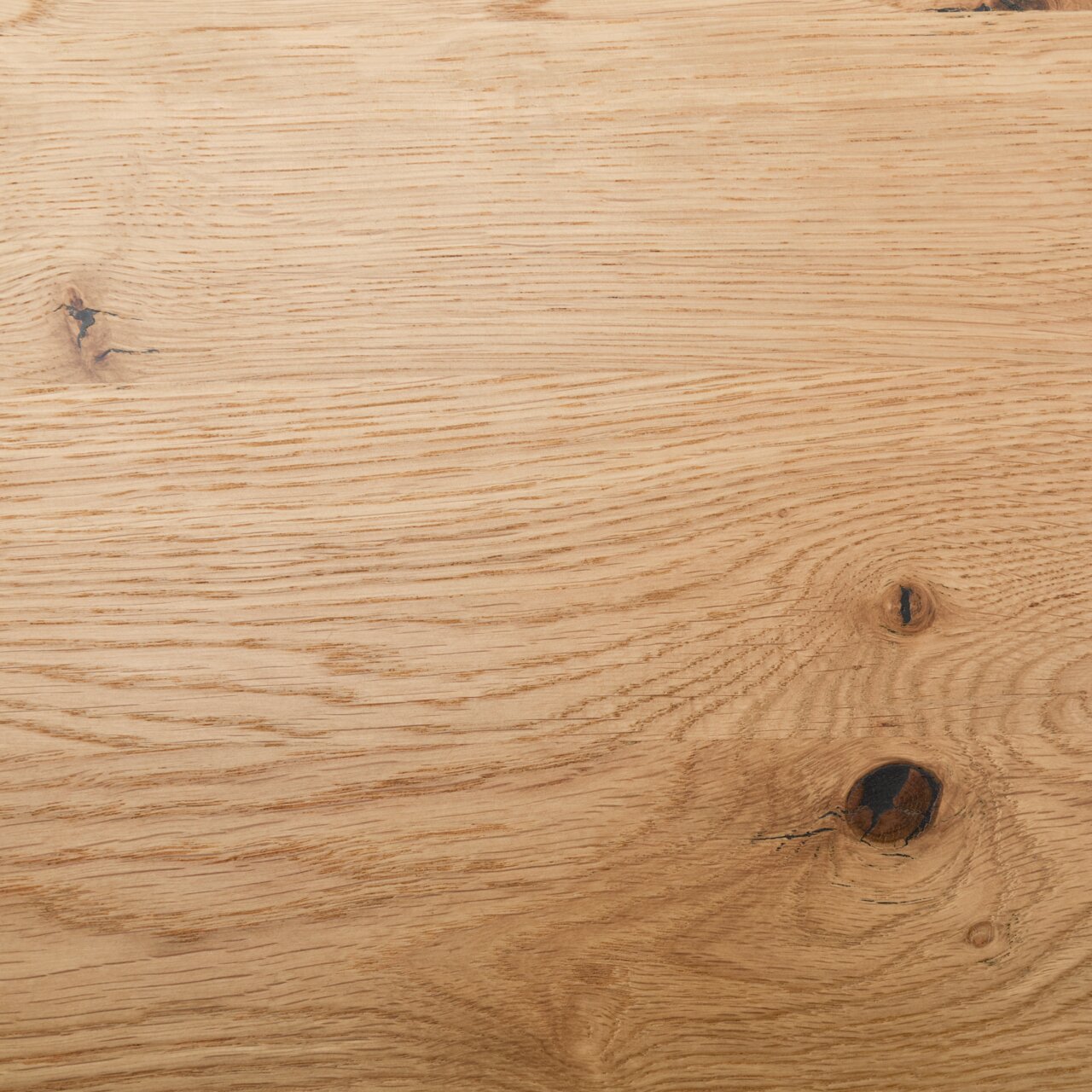 Nahaufnahme einer Holzoberfläche mit natürlicher Maserung und Astlöchern, von oben betrachtet.