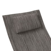 Nahaufnahme einer grauen Schaukelliege mit Kopfkissen, von oben betrachtet.