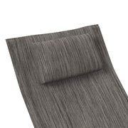 Nahaufnahme einer grauen Schaukelliege mit Kopfkissen, von oben betrachtet.