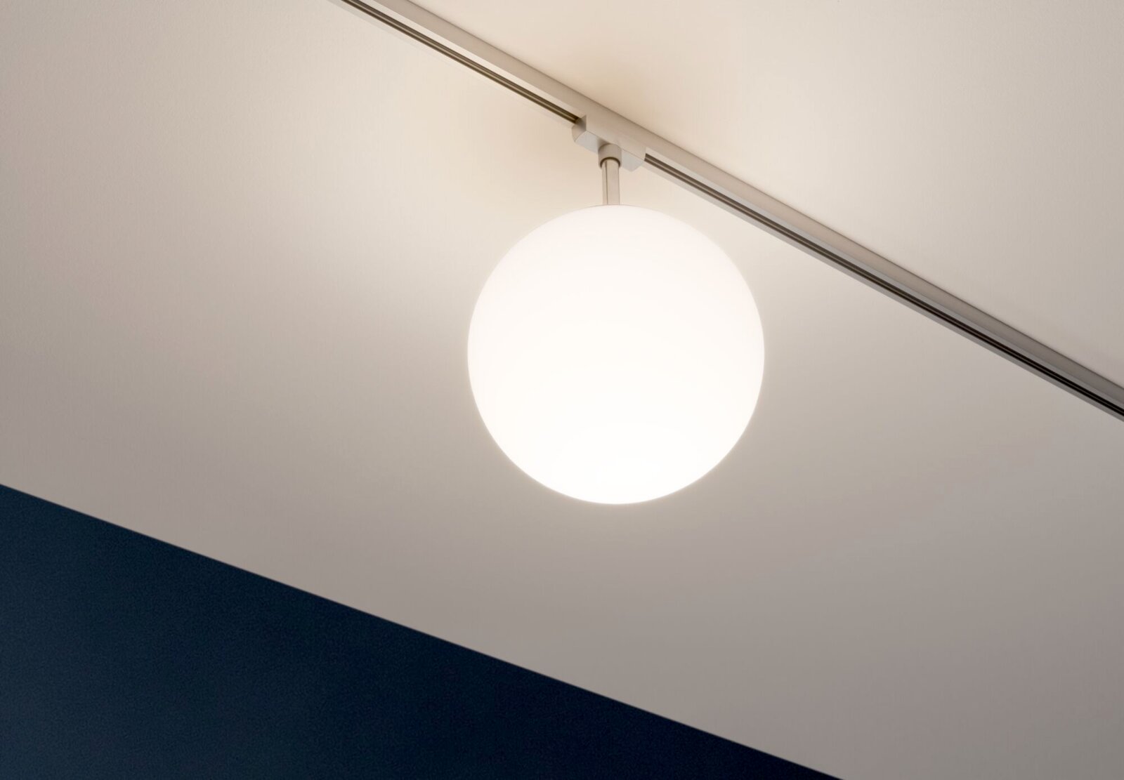 Railspot Globe met bolvormige lamp, gezien van onderaf.