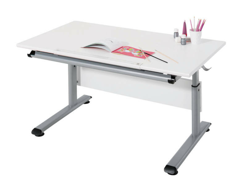 Moderner weißer Schreibtisch mit verstellbarer Tischplatte, seitlicher Perspektive, mit Schreibutensilien und einem offenen Buch.