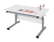 Moderner weißer Schreibtisch mit verstellbarer Tischplatte, seitlicher Perspektive, mit Schreibutensilien und einem offenen Buch.