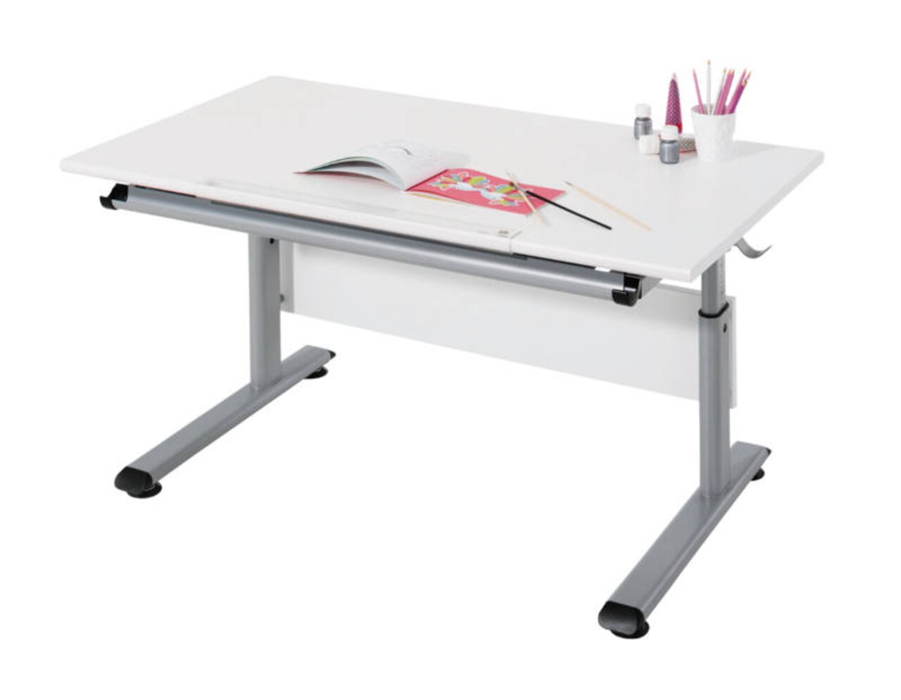 Paidi Schreibtisch MARCO2 Moderner weißer Schreibtisch mit verstellbarer Tischplatte, seitlicher Perspektive, mit Schreibutensilien und einem offenen Buch.
