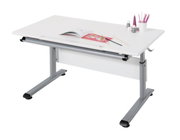 Modern wit bureau met verstelbaar tafelblad, gezien vanaf de zijkant, met schrijfspullen en een open boek.