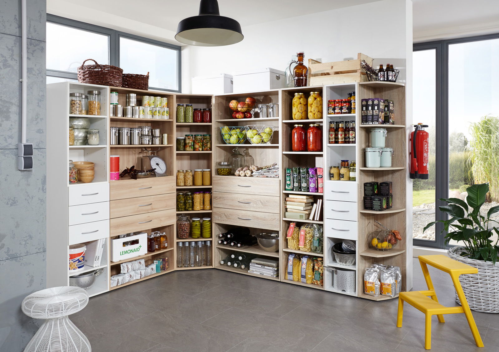 Eckschranklösung in einer modernen Küche, gefüllt mit Vorratsgläsern, Dosen und Küchenutensilien, aus der Perspektive von vorne links.