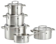Fünfteiliges Topfset Vitality aus Edelstahl, bestehend aus vier Töpfen mit Deckeln und einer Stielkasserolle, in seitlicher Perspektive.