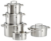 Fünfteiliges Topfset Vitality aus Edelstahl, bestehend aus vier Töpfen mit Deckeln und einer Stielkasserolle, in seitlicher Perspektive.