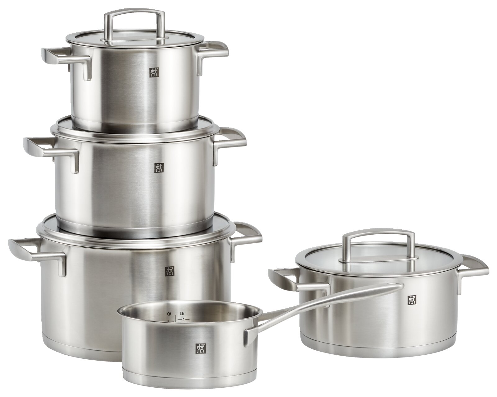 Vijfdelige Vitality-pannenset van roestvrij staal, bestaande uit vier pannen met deksels en een steelpan, gezien vanuit de zijkant.