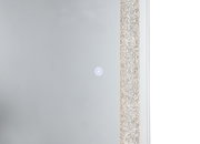 Nahaufnahme eines LED-Standspiegels mit glitzerndem Rahmen und Touch-Bedienung, seitliche Perspektive