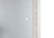 Nahaufnahme eines LED-Standspiegels mit glitzerndem Rahmen und Touch-Bedienung, seitliche Perspektive