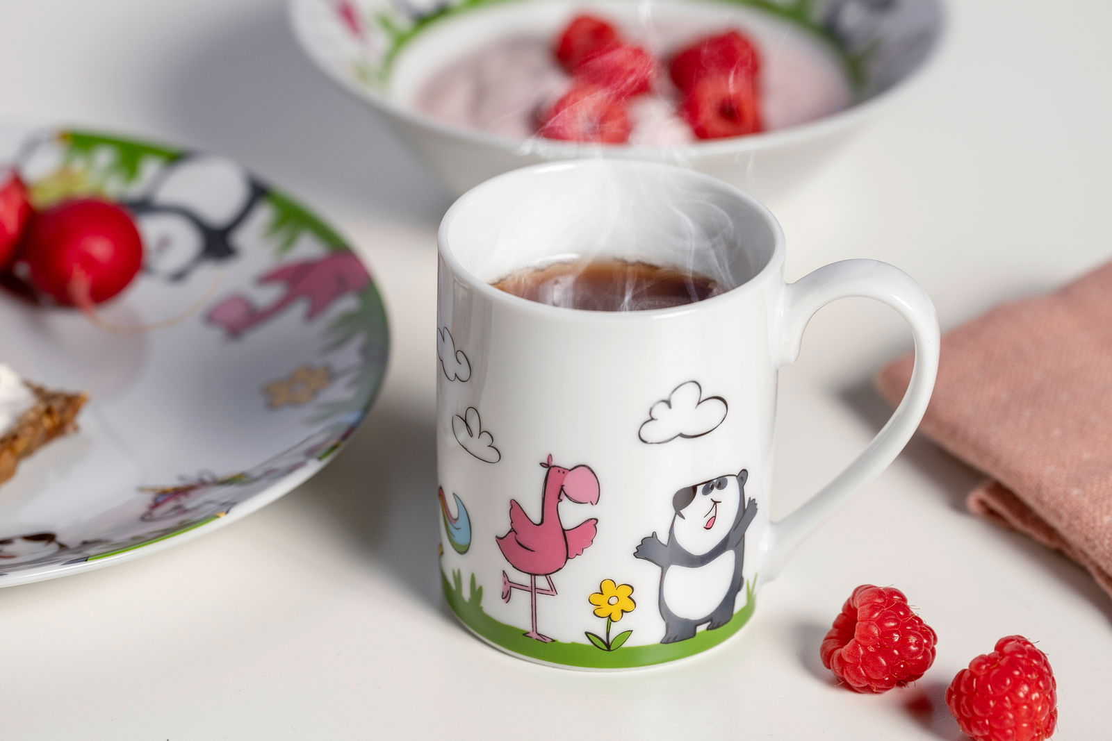 Leonardo Kindergeschirr 3-tlg. BAMBINI Kindergeschirr-Set mit Tasse, Teller und Schüssel, verziert mit bunten Tiermotiven, aus der Perspektive von vorne fotografiert.