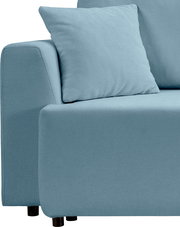 Nahaufnahme eines hellblauen Polstersofas mit Armlehne und Sitzkissen, seitliche Vorderansicht (leicht von vorn) auf weißem Hintergrund