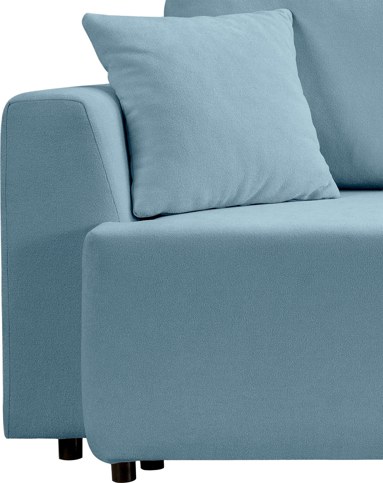 Nahaufnahme eines hellblauen Polstersofas mit Armlehne und Sitzkissen, seitliche Vorderansicht (leicht von vorn) auf weißem Hintergrund