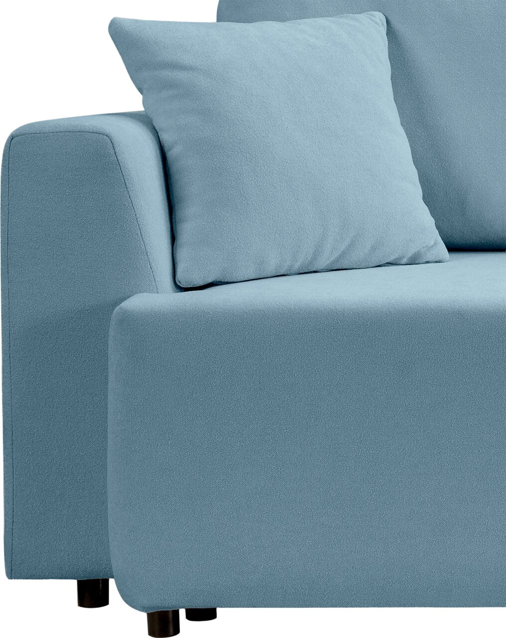 Nahaufnahme eines hellblauen Polstersofas mit Armlehne und Sitzkissen, seitliche Vorderansicht (leicht von vorn) auf weißem Hintergrund