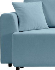 Nahaufnahme eines hellblauen Polstersofas mit Armlehne und Sitzkissen, seitliche Vorderansicht (leicht von vorn) auf weißem Hintergrund